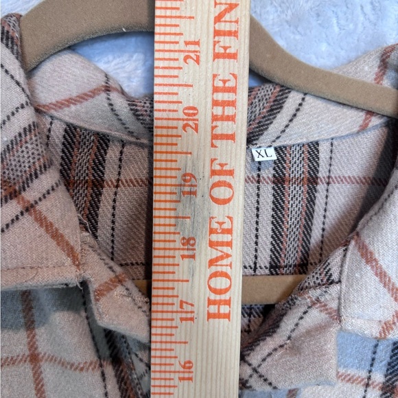 Cropped Plaid Shacket • Beige/Tan • 100% Polyester • XL - Picture 4 of 11